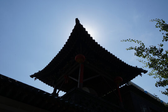 太原崇善寺阳光下的中式传统建筑一角