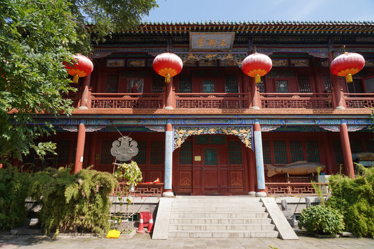 太原崇善寺中式古建挂红灯笼之景