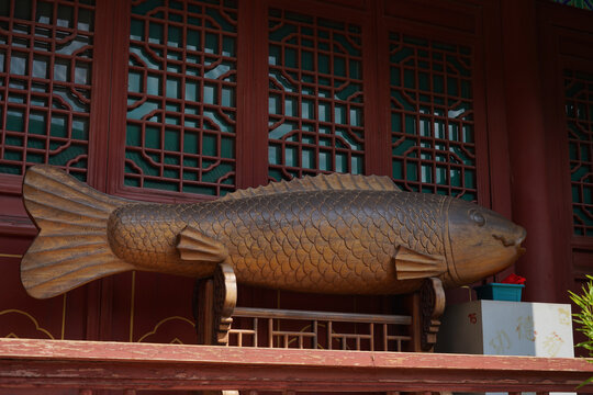 太原崇善寺中式建筑前的木雕大鱼