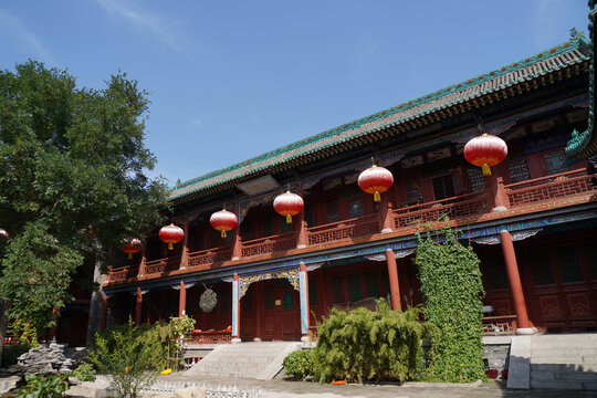 太原崇善寺中式古建筑挂红灯笼景致