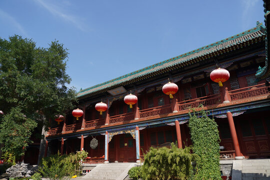 太原崇善寺中式古建筑挂红灯笼景致
