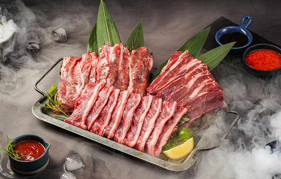 新鲜美味的生牛肉摆盘
