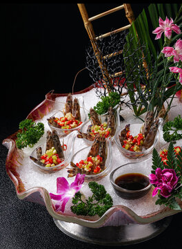 精致摆盘的美味鲜虾料理