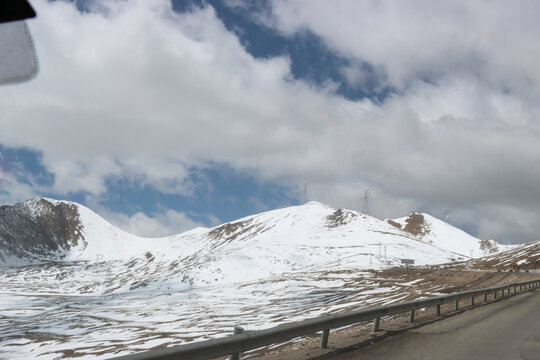 雪山公路上的壮美风光