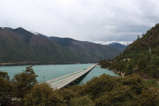 山水间的公路桥美景
