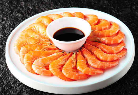 美味摆盘的鲜煮虾配蘸料
