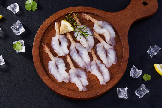 木盘上的鲜冻去皮虾食材