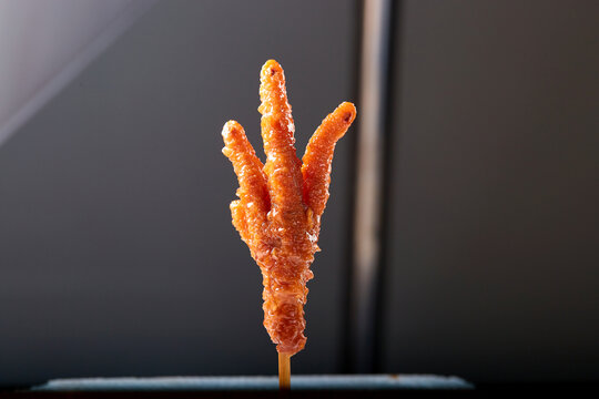 美味诱人的油炸鸡爪串