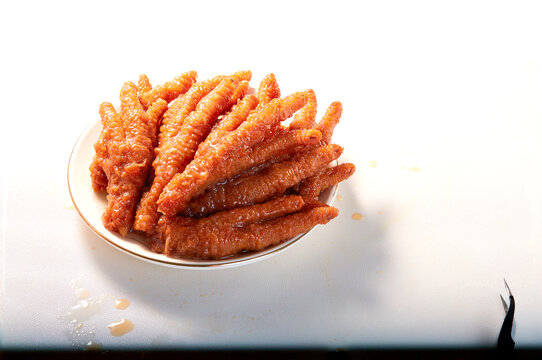 美味虎皮凤爪摆于白盘