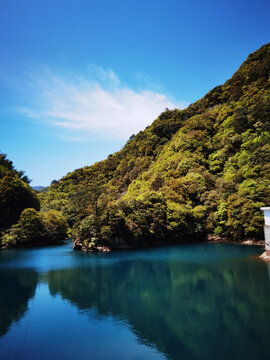 青山环绕的静谧蓝湖