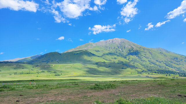 蓝天白云下的翠绿山峦