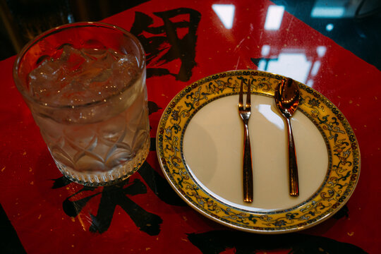 餐盘旁的冰饮与餐具