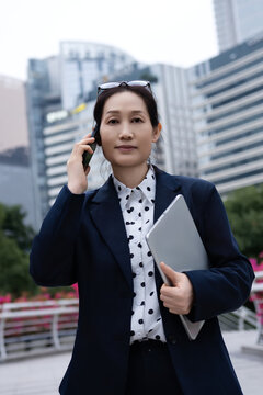 职场女性咖啡休息时使用通讯设备
