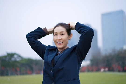户外职业女性咖啡休息放松微笑
