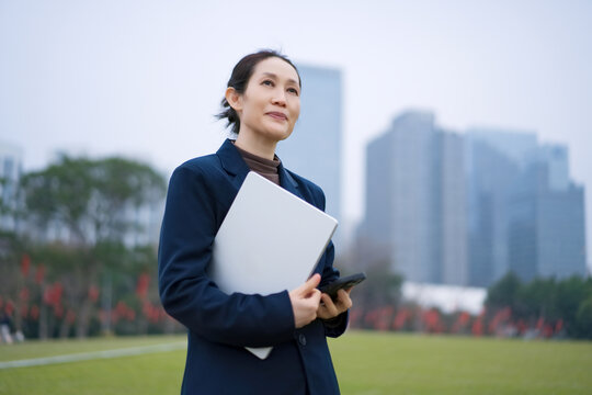 职业女性在户外凝视思考