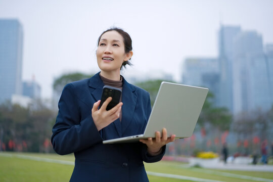 职业女性在户外远程办公