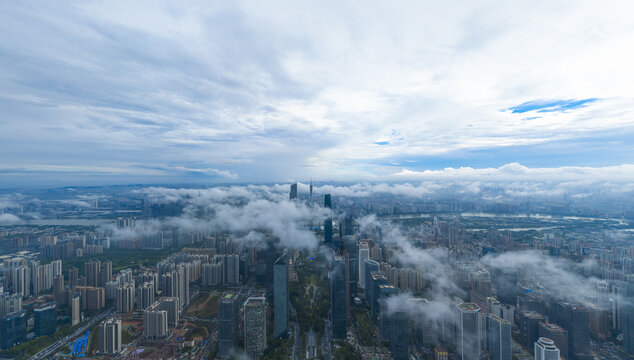 广州云雾缭绕中的现代都市景观