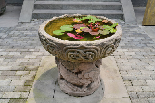 中国传统雕花荷花缸