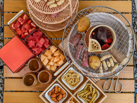 户外美味烧烤与多样美食