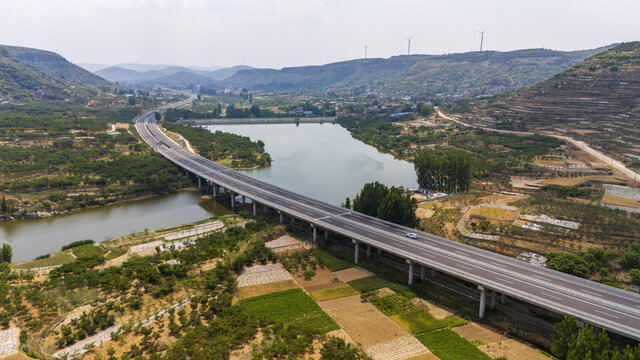山沟沟里的高速公路