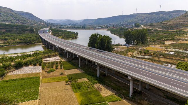 山丘间的高速公路