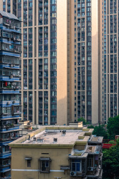 新旧建筑对比的城市景观