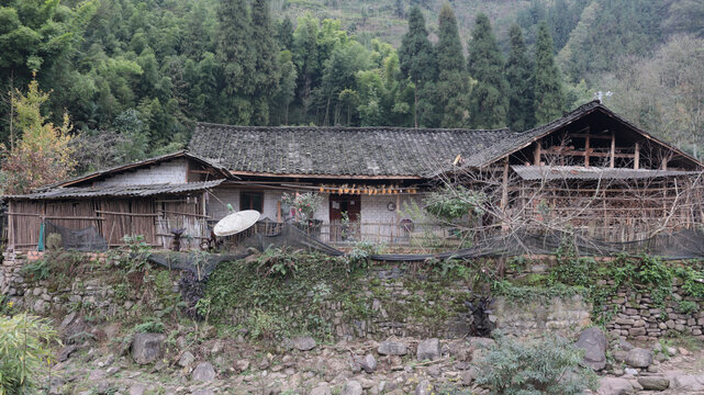 山林中的古朴农家小院