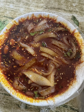 美味可口的红油酸辣粉