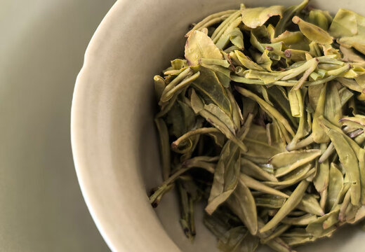 瓷碗中的嫩绿茶叶