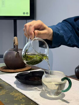 手倾茶壶冲泡清新绿茶