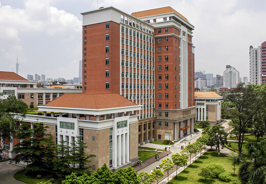 红砖建筑与城市景观融合