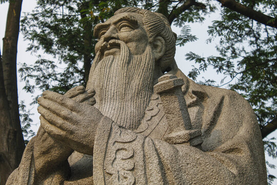 古朴孔子石雕像特写