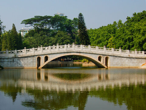 石桥映绿水绿树伴蓝天