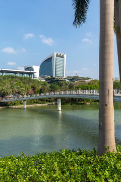 南宁民歌湖湖畔的现代建筑景观