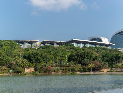 南宁民歌湖湖畔绿树环绕的现代建筑群