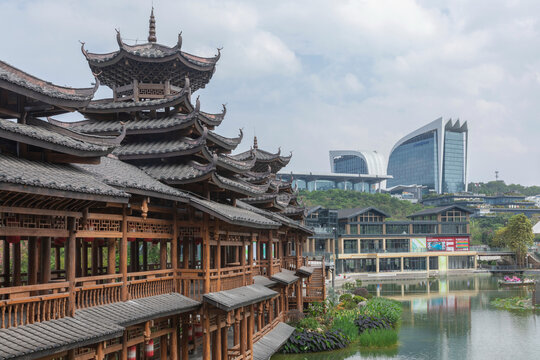南宁民歌湖中式古建与现代建筑相映