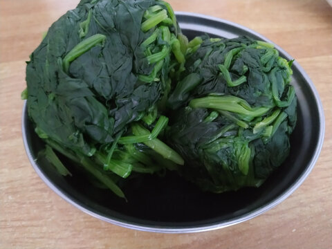 盘中鲜嫩的菠菜菜团
