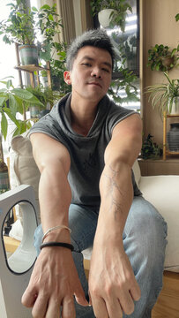 个性纹身男士居家休闲照