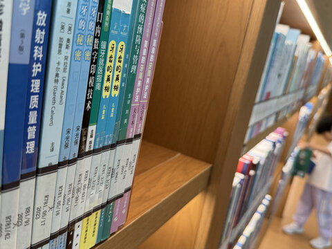 图书馆内排列整齐的医学书籍