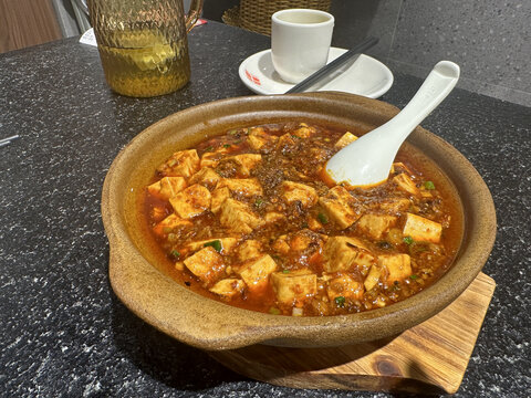 美味砂锅麻婆豆腐上桌