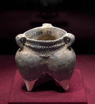 古代三足陶制双耳器皿