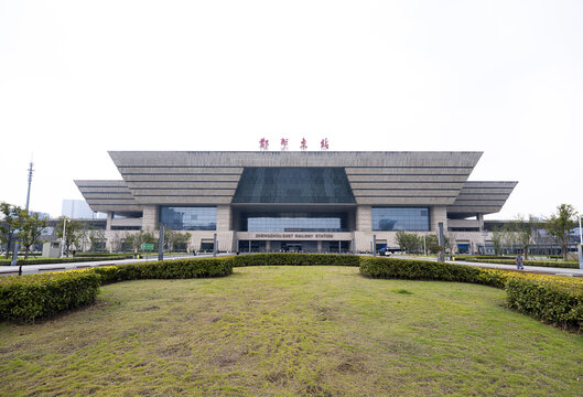 郑州东站宏伟建筑外观