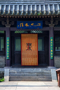 中式古建入门处景象