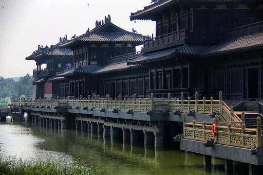 水边古风建筑群景观