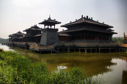 水边的中式古建筑群
