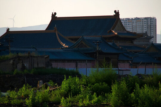 传统古建筑与现代建筑相映