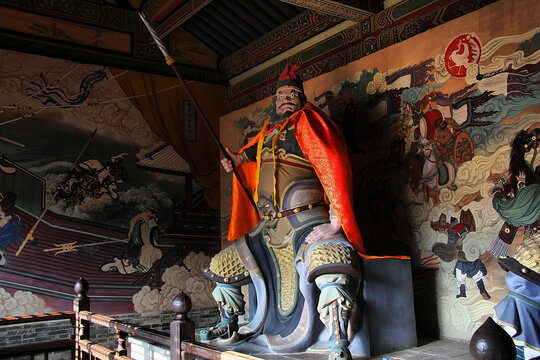 古代武将塑像与壁画场景