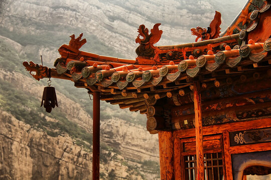 古建飞檐与远山景致