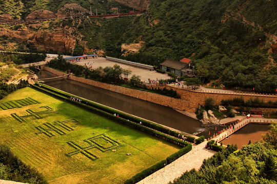 山间河谷的壮丽风景