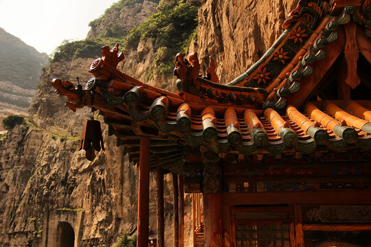 悬崖边的中式古建筑一角